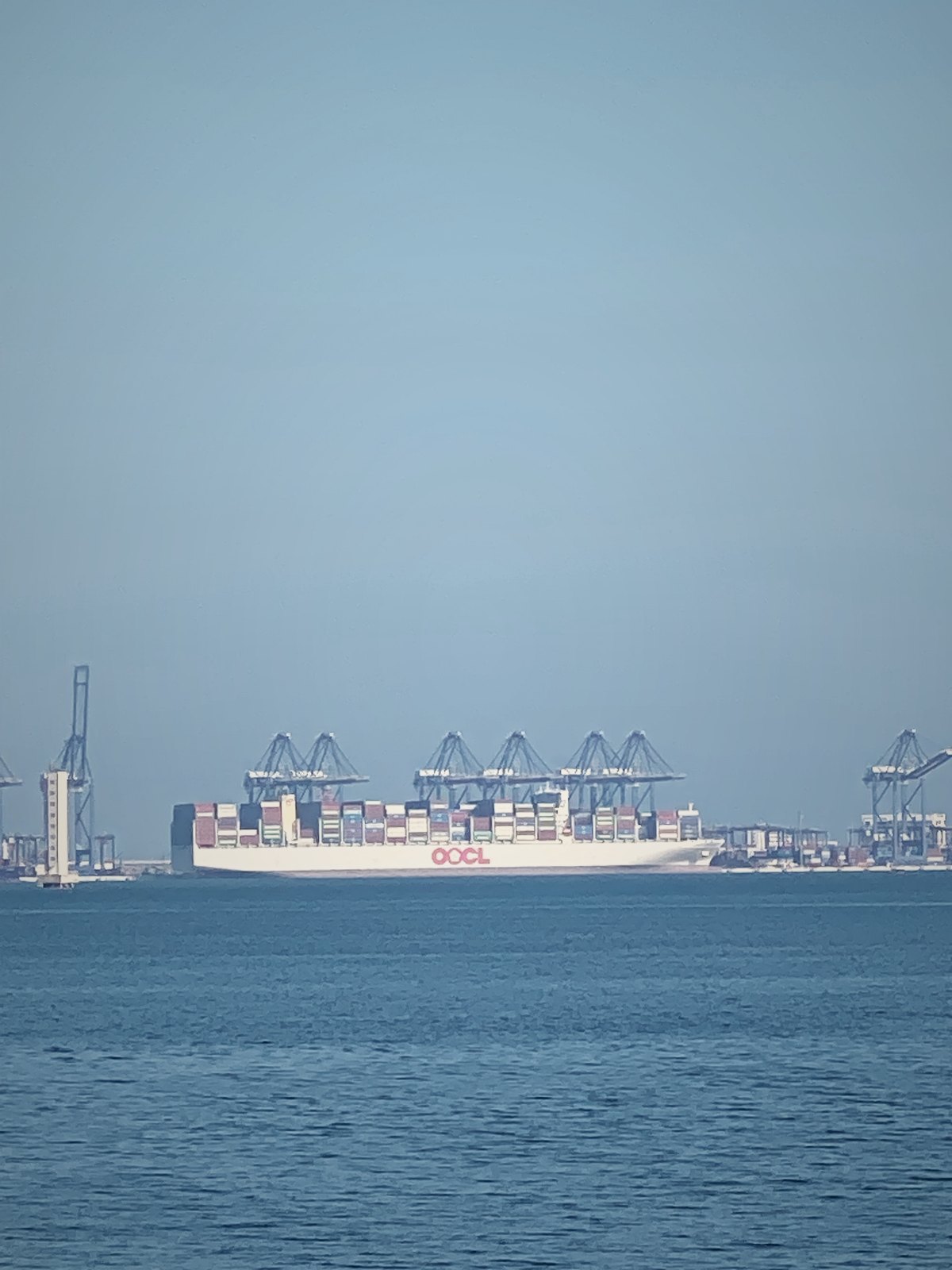 不远处的洋浦港,万吨货轮进进出出——千年盐田旁的现代海运世界(实拍,2026-10)